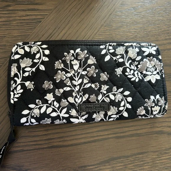 Vera Bradley Black White Floral Quilted Crossbody Bag and Wallet - Picture 4 of 11